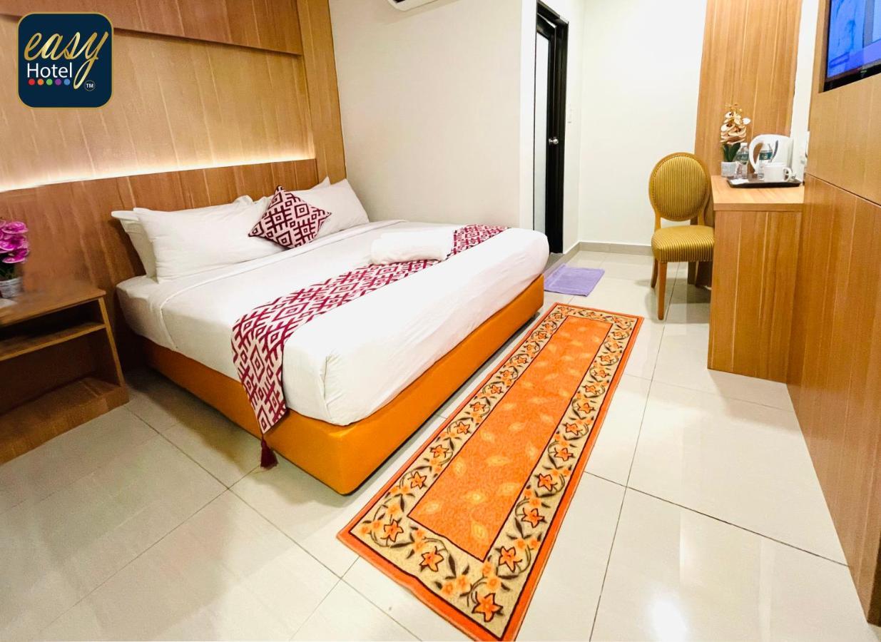 Deluxe Queen Room Hassle Check or Wifi or Hourly Sanitization of Common Area or Gym & Rooftop Sky Garden Access