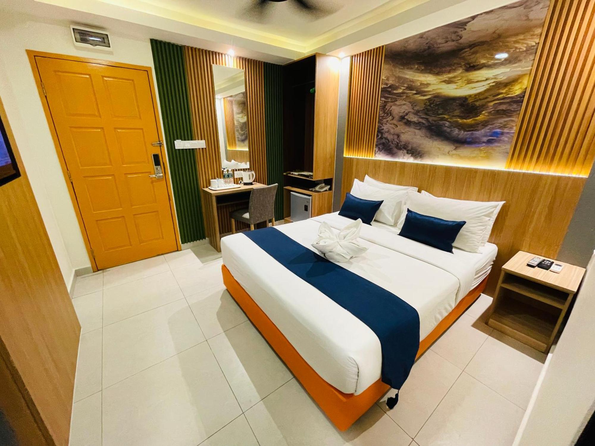 Deluxe Queen Room Hassle Check or Wifi or Hourly Sanitization of Common Area or Gym & Rooftop Sky Garden Access