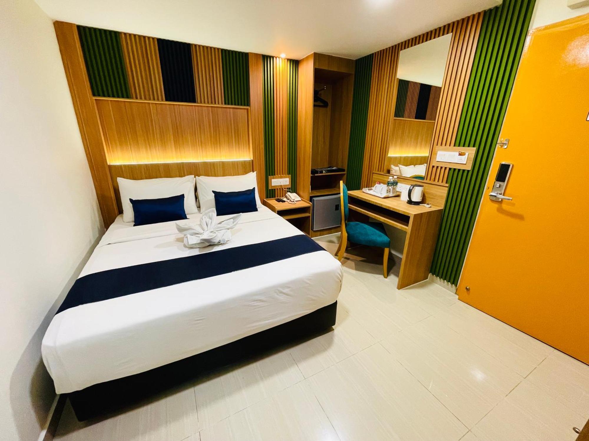 Deluxe Queen Room Hassle Check or Wifi or Hourly Sanitization of Common Area or Gym & Rooftop Sky Garden Access